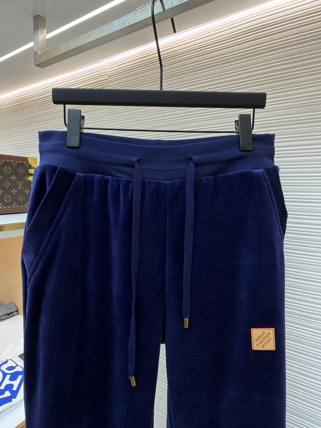 LOUIS VUITTON velvet solid color drawstring straight knitted sweatpants ●Original version: Purchased and developed by 16793 ●Item number: 1682160-B25 ●Fabric: velvet fabric ●Technology: knitting ●Color: navy blue ●Version: fitted version ●Weight: about 470 grams ●Size: S-M-L-XL ●Description: This navy blue leggings sweatpants are made of high-end velvet fabric. The cotton base is blended with polyester fiber treated by combing process, which makes the fabric have a soft and skin-friendly touch and practical performance of not easy to pilling and anti-wrinkle. The suede surface shows a delicate and uniform luster. Every inch of the velvet feel has been calibrated through the fixing process to avoid lint loss and color difference problems. The trousers are three-dimensionally cut, and the waist is equipped with a high-elastic rib drawstring design. The metal rope ends are electroplated and glaze-sealed, which is wear-resistant and has a long-lasting luster. The sides are spliced ​​with vertical pit rib fabric to enhance the extensibility of activities and enhance the three-dimensional sense of the fit. The leather logo plate on the trouser legs is fixed by hot stamping process, and the edges are polished smooth and burr-free. The leg openings are made of high-elastic ribbing of the same fabric. The double-needle hemming process is used for the stitching. The stitch spacing is even and fine. From fabric selection to detail sewing, every process follows strict quality control standards to ensure a balance between firmness and wearing comfort. The overall wiring is straight and delicate, the fabric is comfortable and soft, and the color is consistent without color difference. It can be matched with the same style to create a fashionable look and control various occasions. Customized accessories, complete with three standards, same style for men and women!